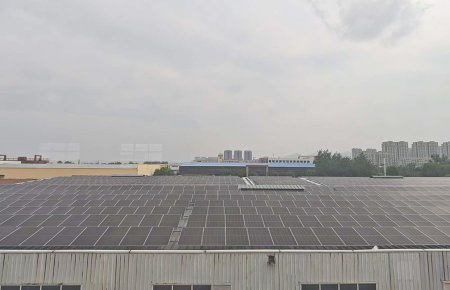 我们莒南工厂厂房房顶全部安装了光伏发电