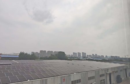 厂房房顶安装了一兆瓦的光伏发电