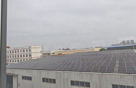 厂房房顶安装了一兆瓦的光伏发电